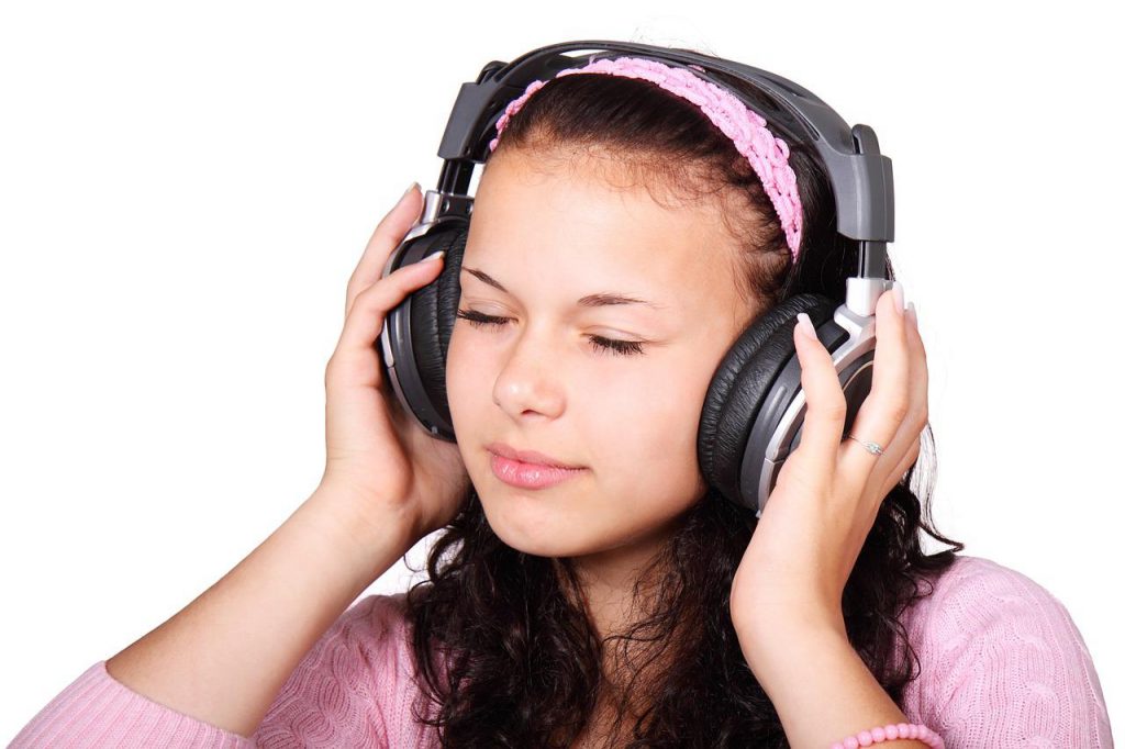 dziewczyna słuchająca muzyki przez słuchawki bezprzewodowe