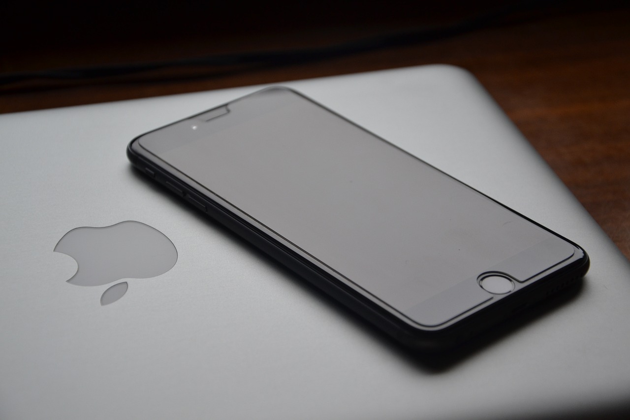 Dobry MacBook pro 14 M2 do zadań specjalnych